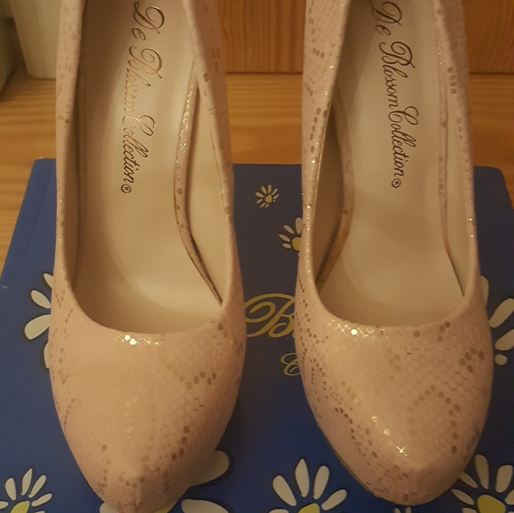 Shoes - Picture 2 of 7